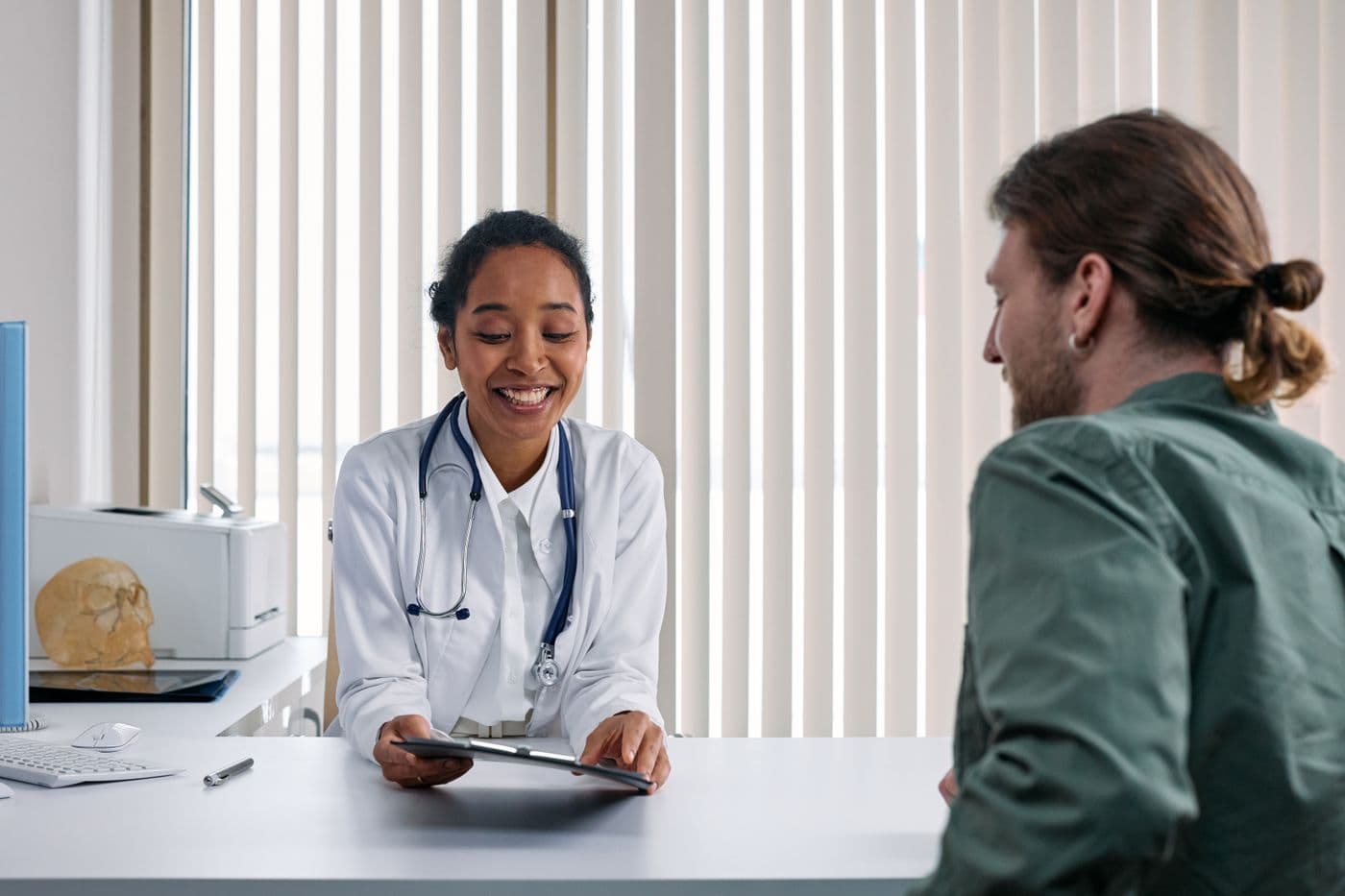 Consultation entre un médecin et un patient